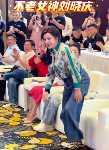 不老女神刘晓庆又迎来高光时刻！刘晓庆是大家熟悉和喜爱的影视演员，是曾经红极一时