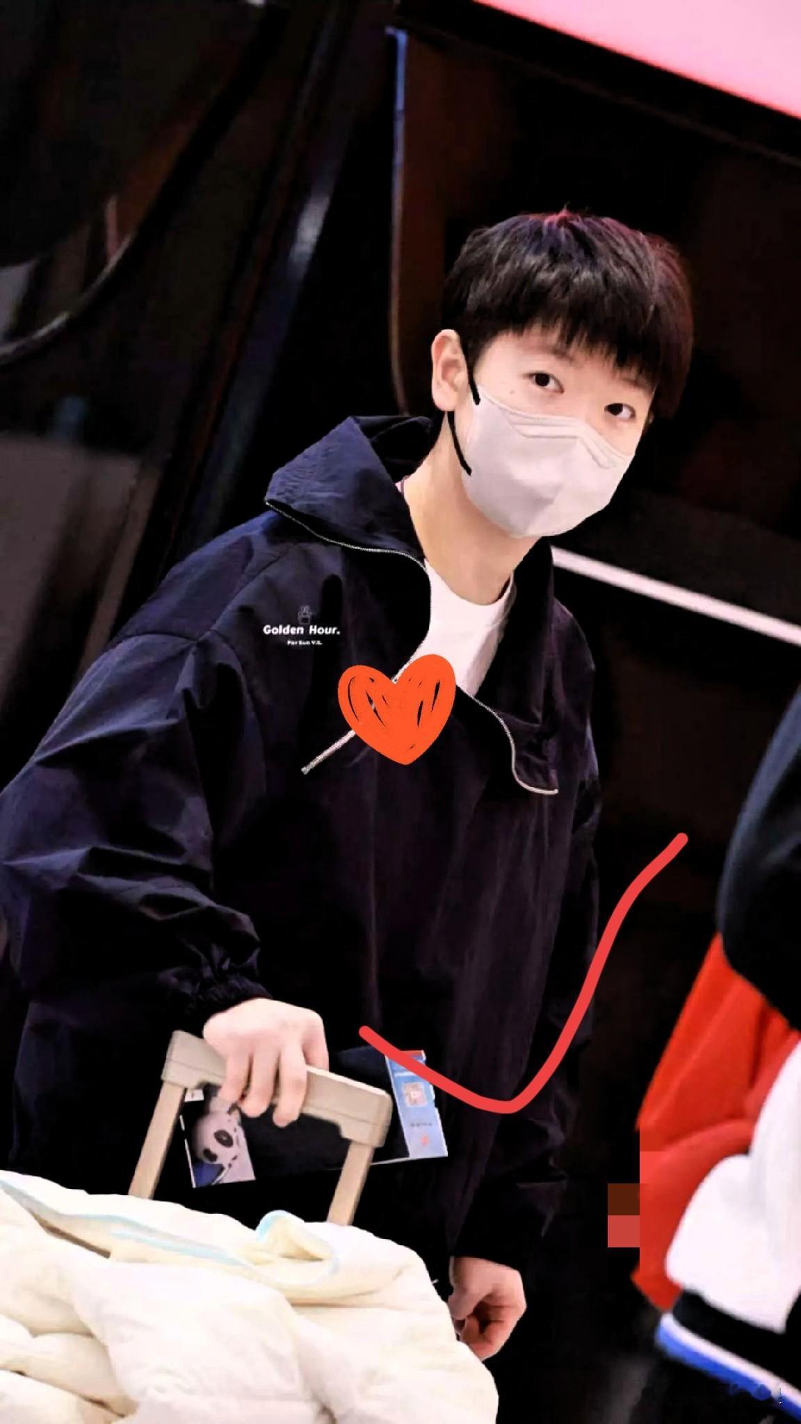 这下好了不仅香港人知道了估计全中国都知道了，莎莎这次穿的衣服也太好看了吧。