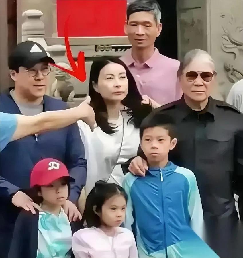 霍家变了！没了红酒雪茄全因这个女人的坚持镜头里，郭晶晶抱着孩子挤经济舱的