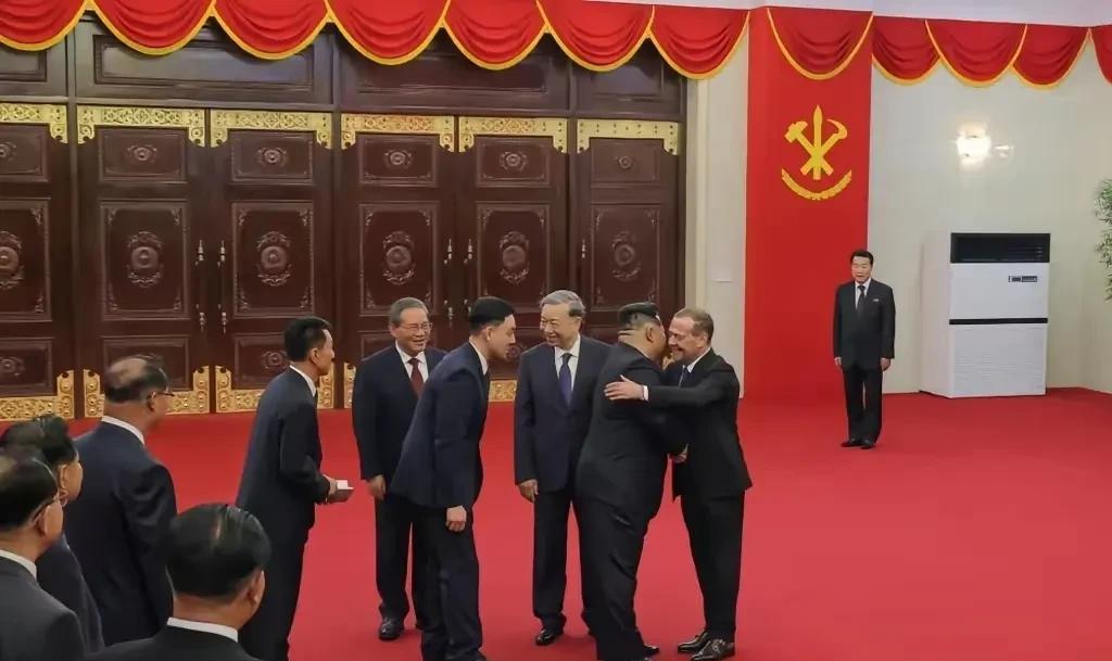 这个顺序各位都看懂了吧。这就像几个朋友一起去串门一样。客人先与谁握手，都是有