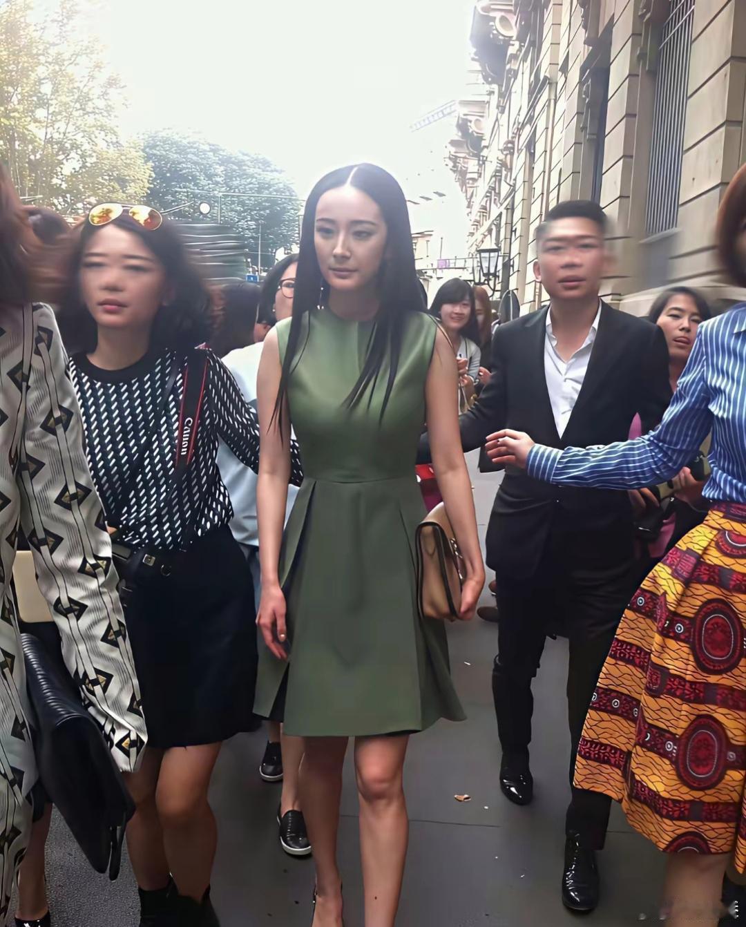 十几年前的杨幂，在那个没有美颜和滤镜一样的时候…​​​
