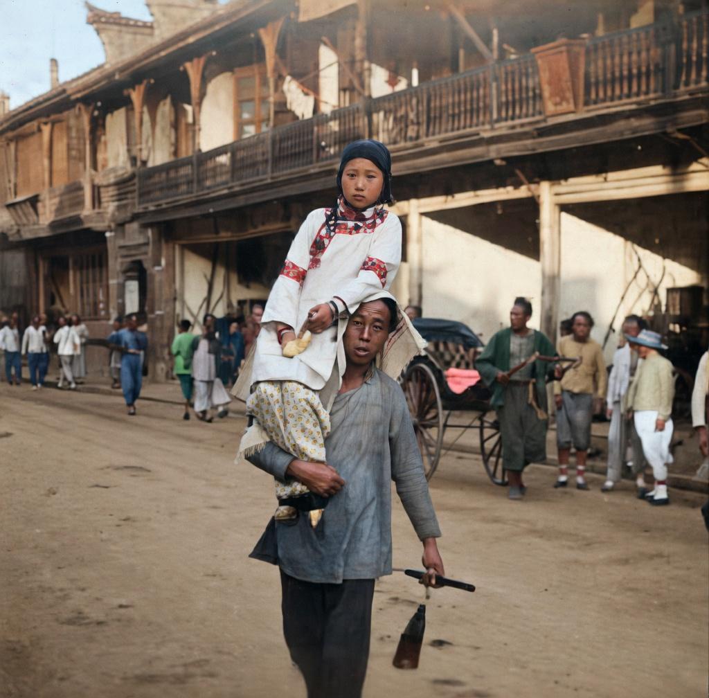 这两张1905年前后的照片，记录了晚清上海十里洋场畸形景象。龟奴扛着高级妓女