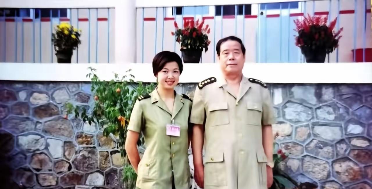 以前的军装配饰简单，只能看出来军衔，没有什么姓名牌，勋表这些东西，大家能认出图中