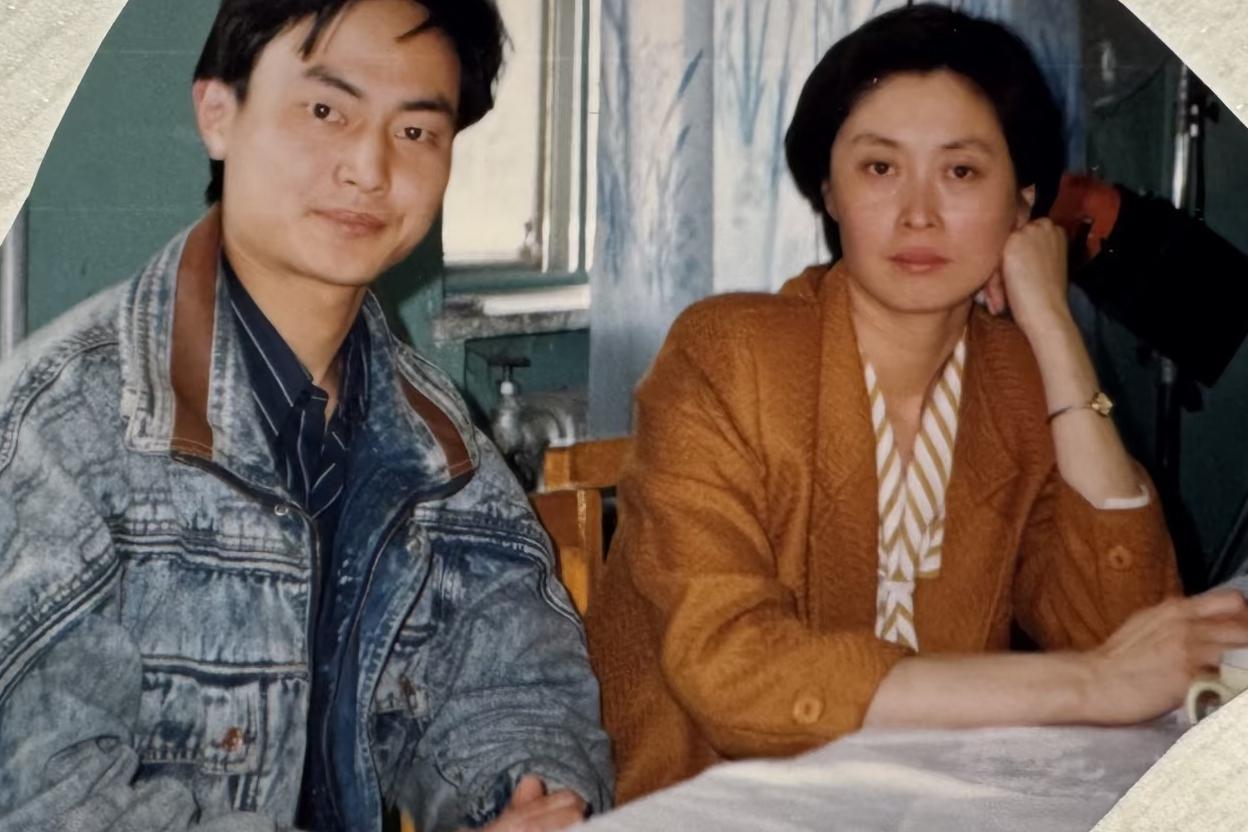 1991年，敬一丹和朋友，一张罕见的合影，没有镜头前正装出镜的庄重感，状态松弛自