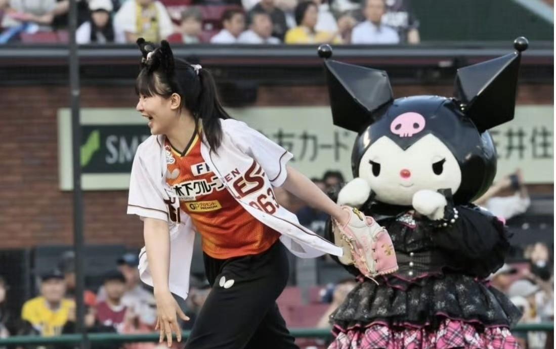 下周一，张本美和就要满17岁了。因为人气高、形象亮眼，她今天受邀出现在日本职棒