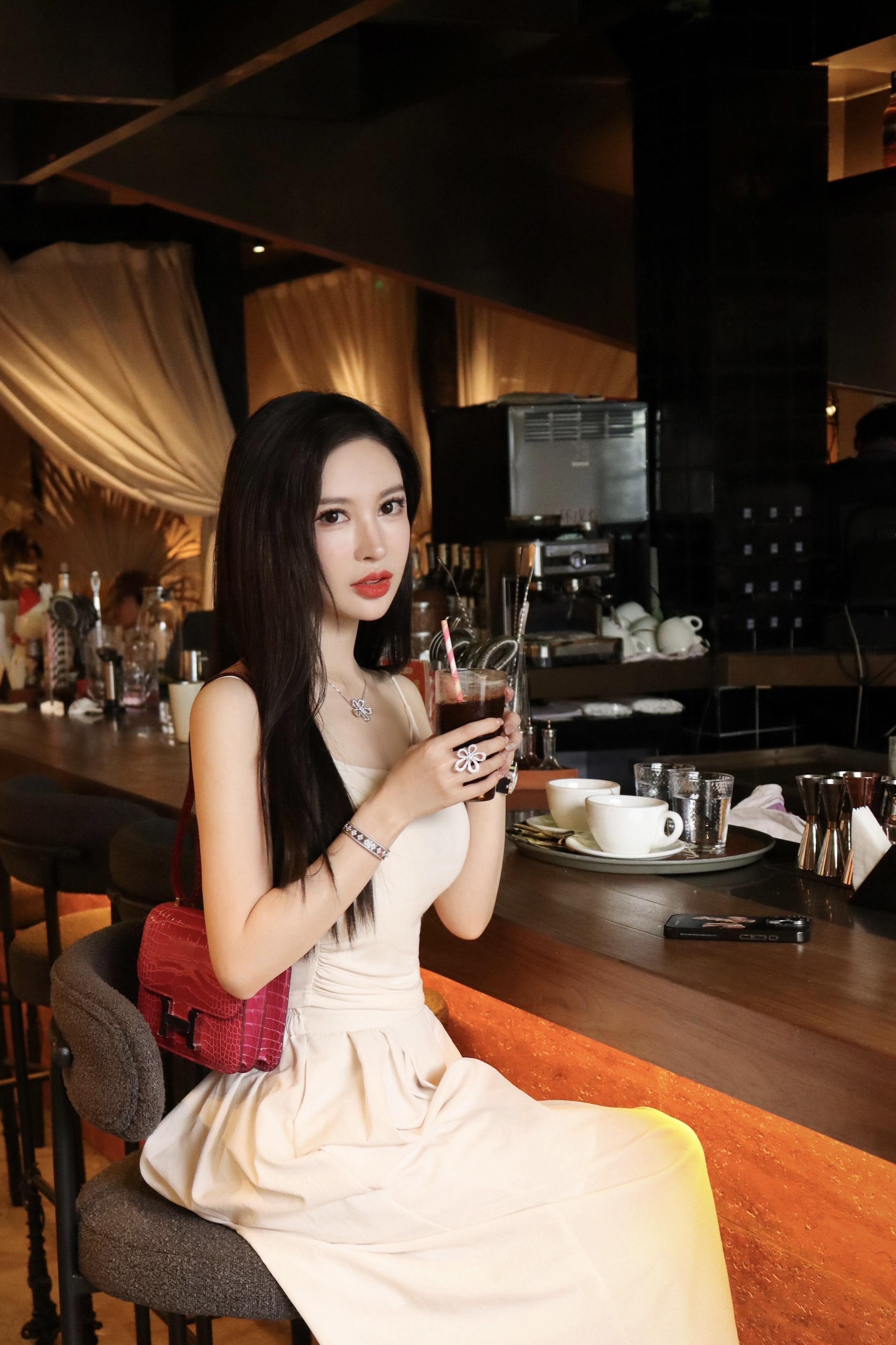 我们不知道自己要什么， 却很清楚知道别人要什么， 于是拼命地去追求会让...