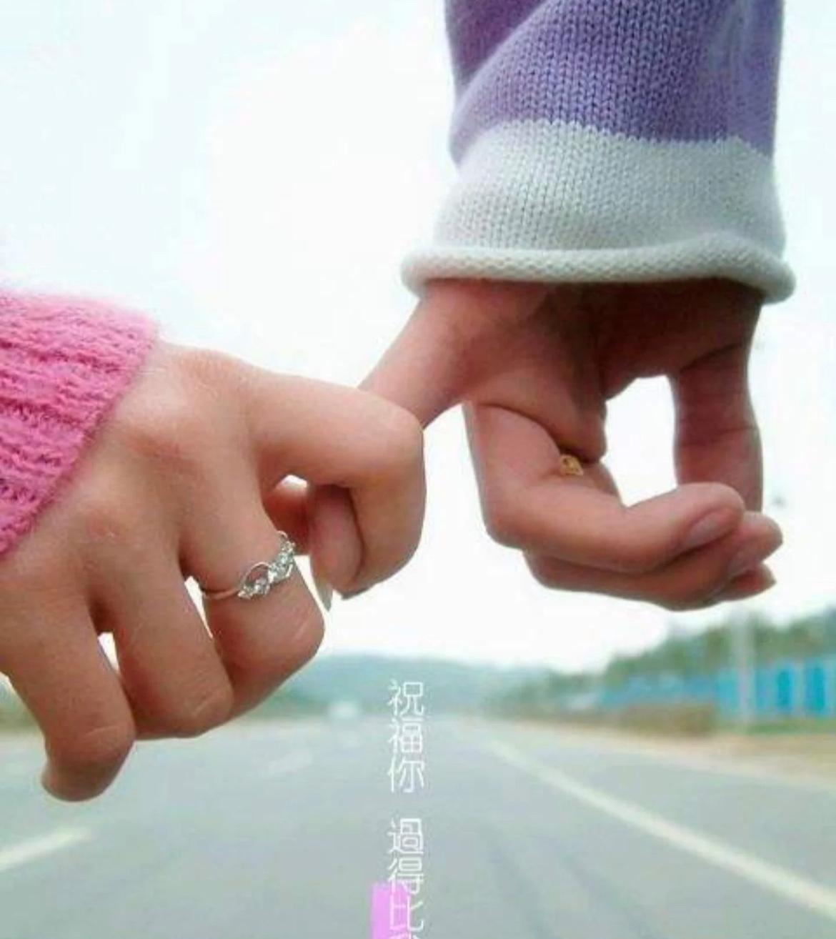 终于知道这两只手的主人长啥样了，想当年这两只手火遍QQ空间、贴吧。一般还会配文“