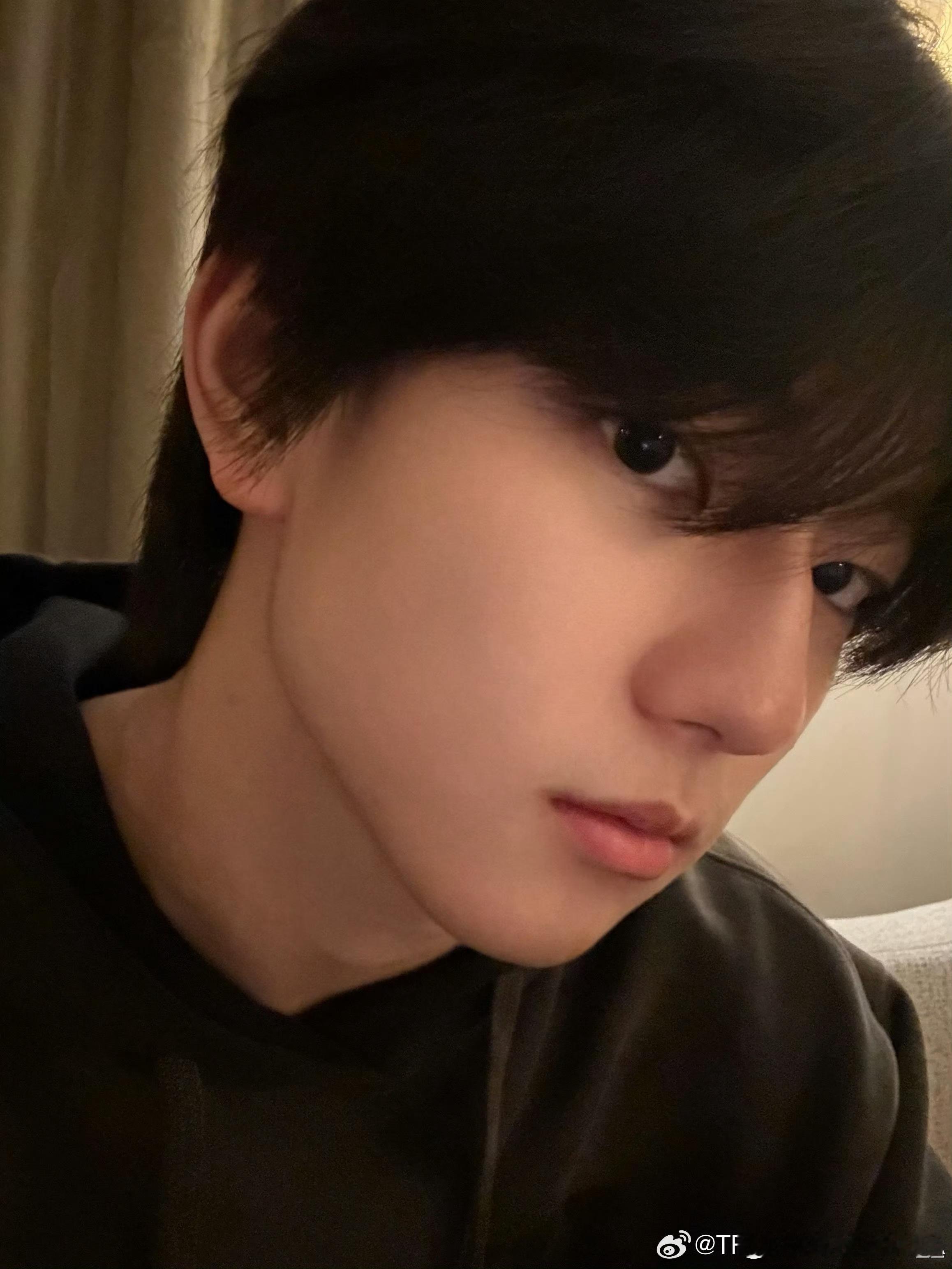 🍊“星星在夜晚散落，太阳渐渐聚集橘黄，斜阳落在你身黛眉满是温柔.”