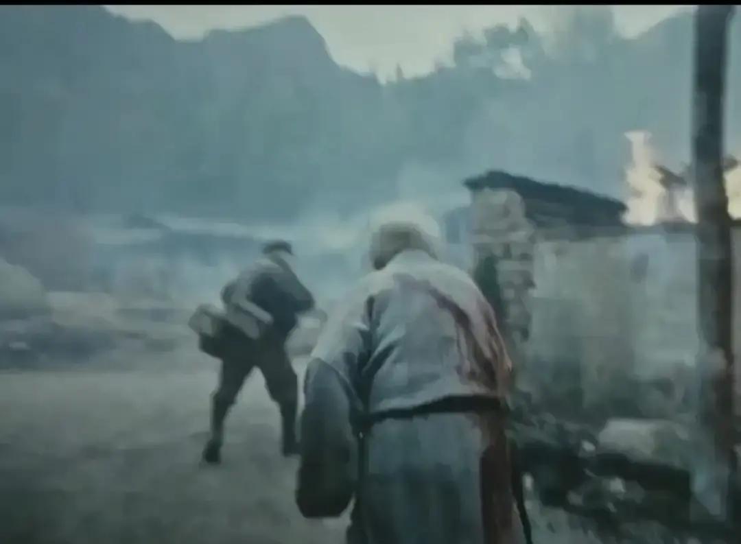别再以为抗战片只有手撕鬼子了。我看《得闲谨制》时，斧头追杀那场戏让我屏住呼