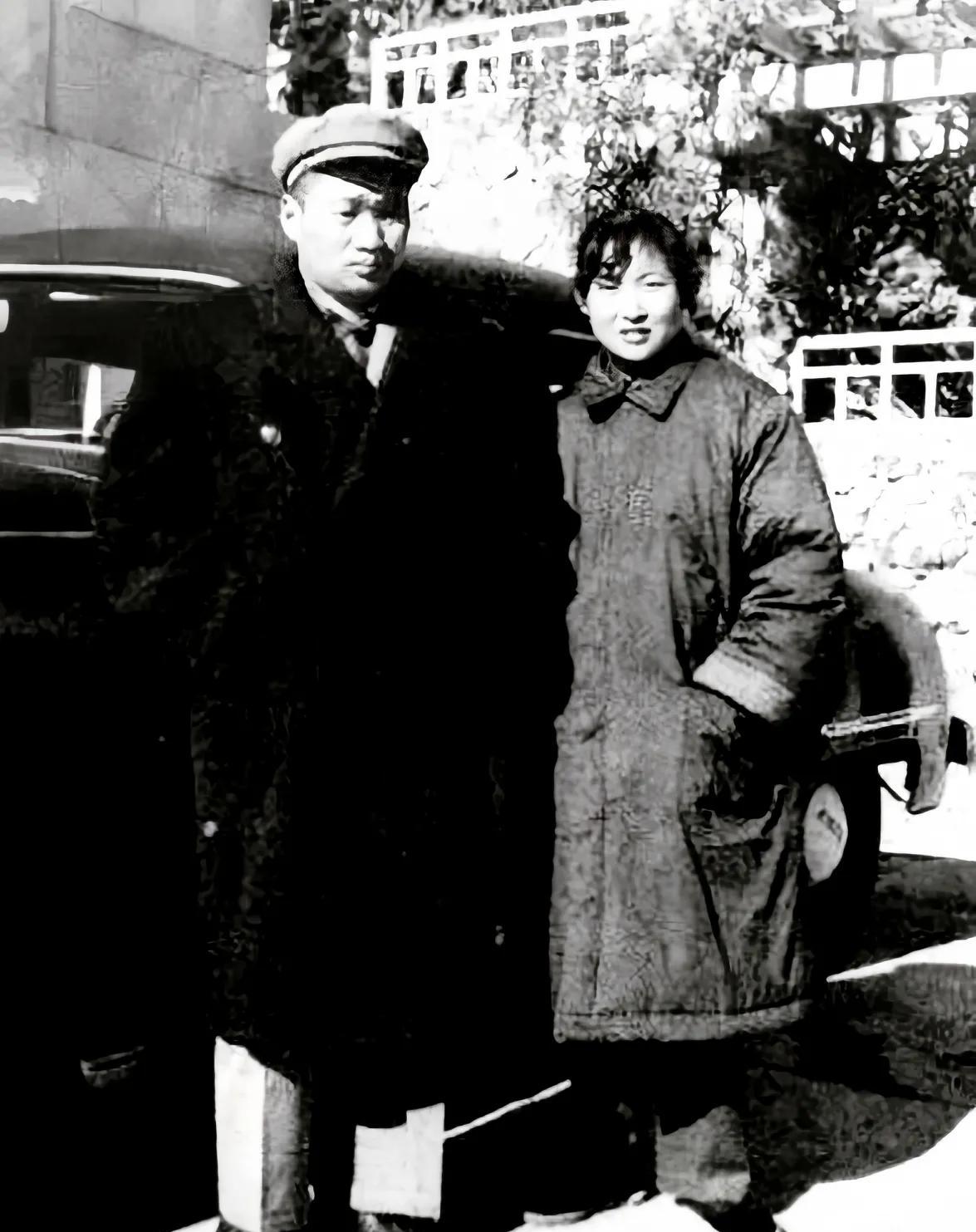这是1960年冬天，毛岸青和妹妹李敏在大连枫林街合影。这张照片记录了这对兄妹