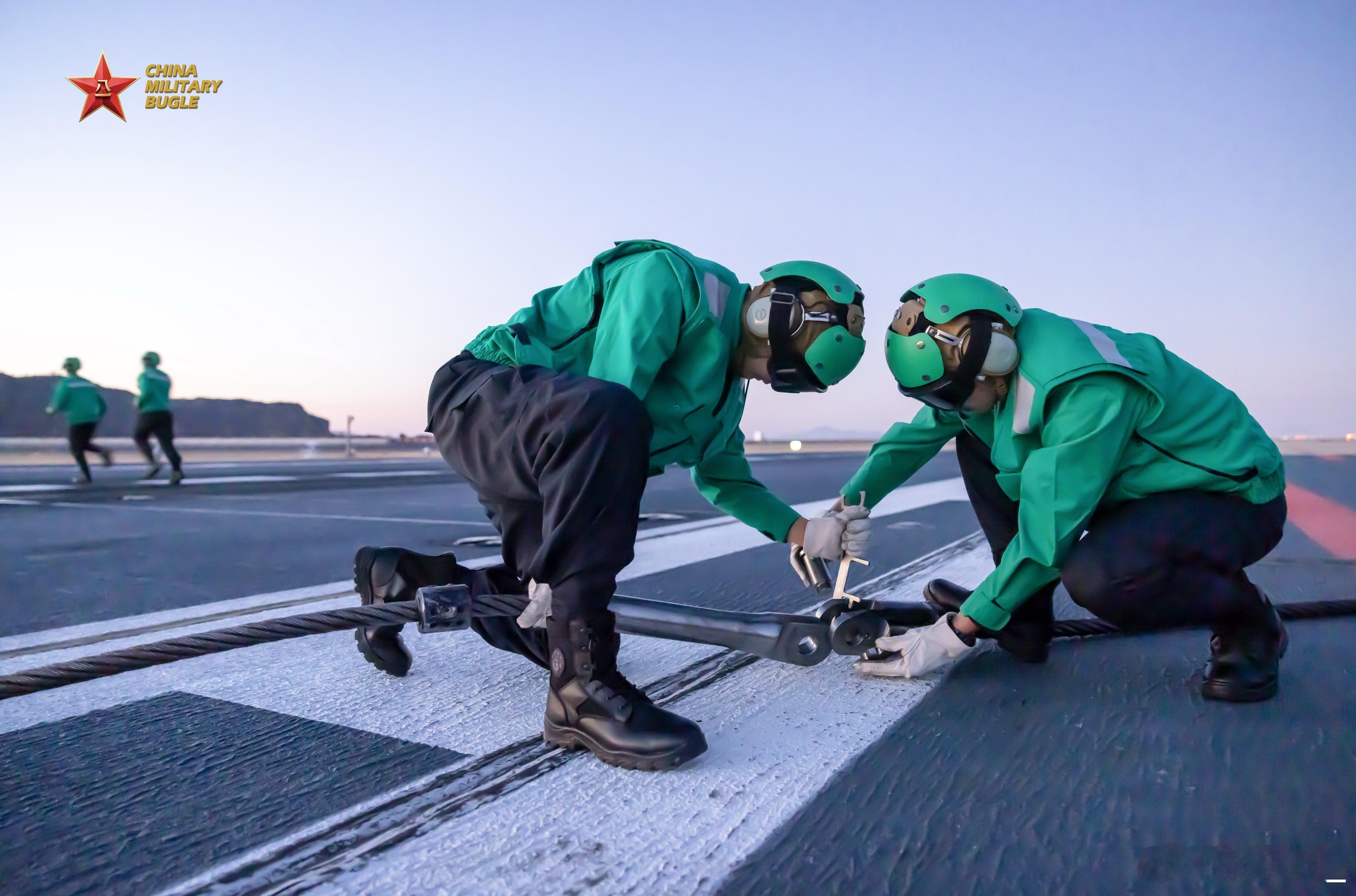 海航大陆基模拟甲板的阻拦装置，跟航母一样，需要精心操作和维护：