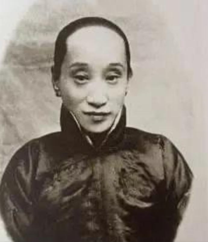 一天夜里，朱安悄悄溜进鲁迅卧室，从背后一把抱住鲁迅说：“大先生，我想要个孩子。”