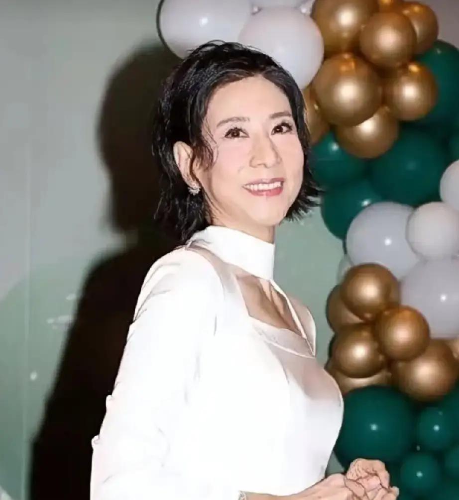 说起TVB“绿叶”，大家总想到为生计奔波的艺人。但林漪娸不一样，她本是豪门千金。