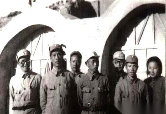 1945年。就这一张照片，一下子就把人拽回去了。七个人，一排站开。你要说他们