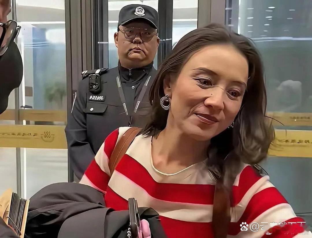 宋佳素颜出镜状态依旧在线，没有妆容修饰，尽显真实自然的美感。