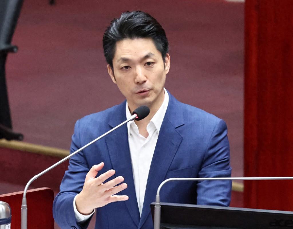 台湾媒体人陈凤馨在台媒节目《少康战情室》中指出，蒋万安是国民党的“太阳”，不只台