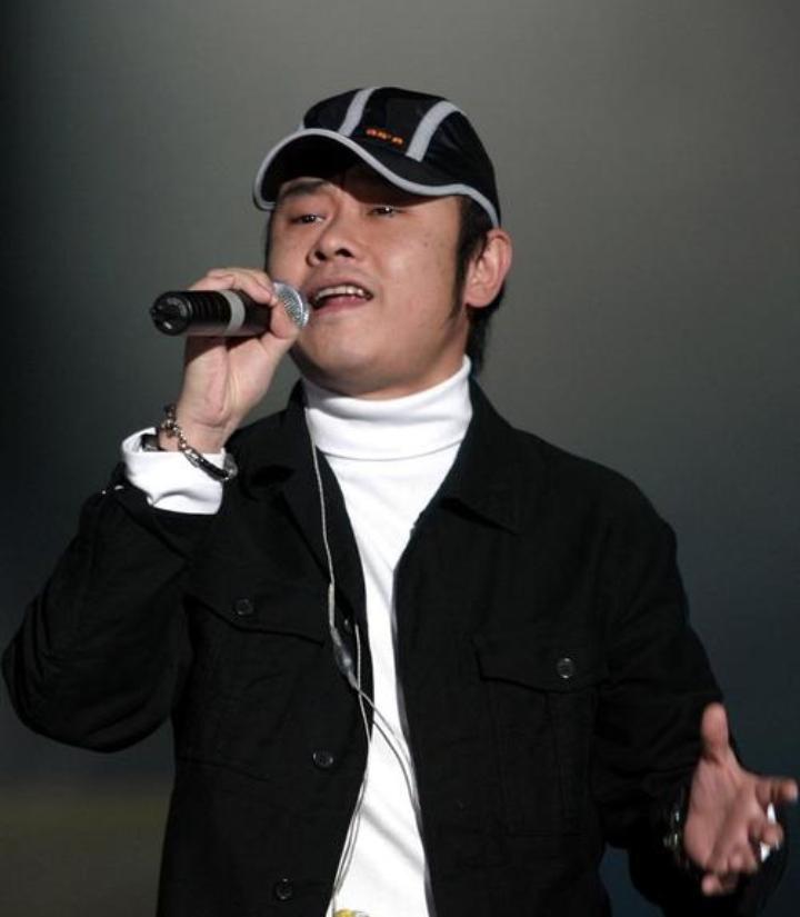 刀郎低谷时期刀迷刀粉在哪里?当年满大街循环《2002年的第一场雪》的时候，攒着
