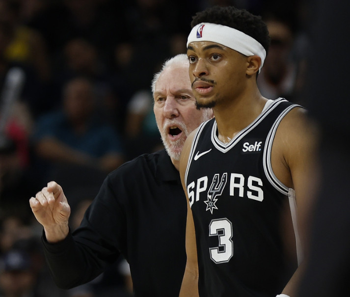 马刺球员凯尔登·约翰逊接受媒体采访时，谈到了老帅波波维奇对他的影响。NBA今日宣