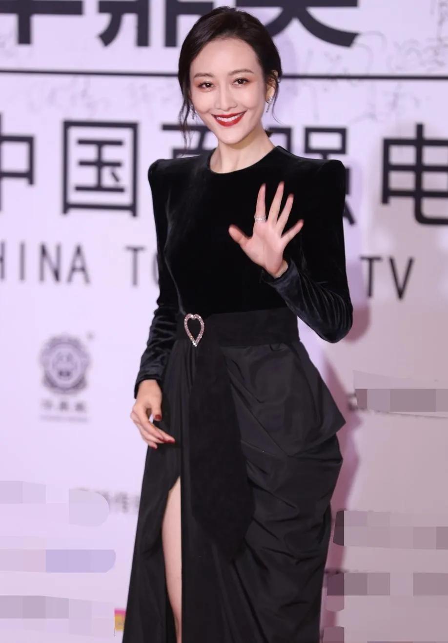 王鸥红唇妆容美艳气场全开高开叉黑色长裙大秀美腿