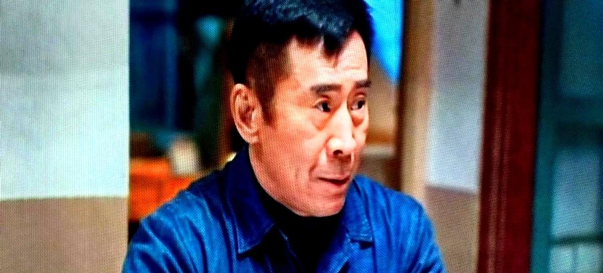 一部被骂上热搜的剧，叫《依依向北风》，硬是靠一位老太太，把口碑扳回了一局。弹