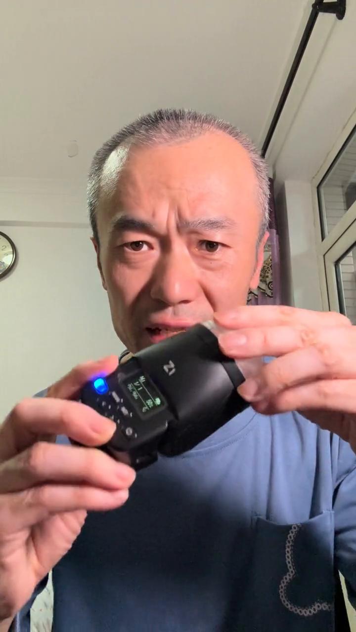 喜欢拍摄人像的朋友一定要带上迷你闪光灯，自带慈禧的柔光罩，安装起来非常简单，加减