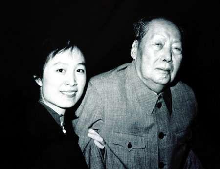 1976年，毛主席病逝的前一天面色灰黄，连嘴唇都呈现出青紫色，只见他轻轻