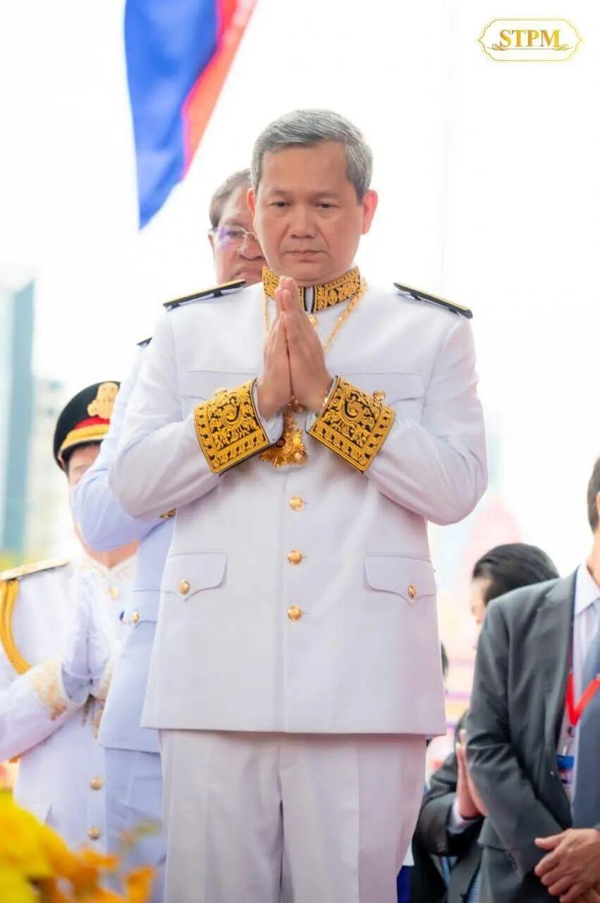 柬埔寨首相洪玛耐的头发居然全白了，他才40多岁。他父亲洪森的头发却是一片乌黑，一