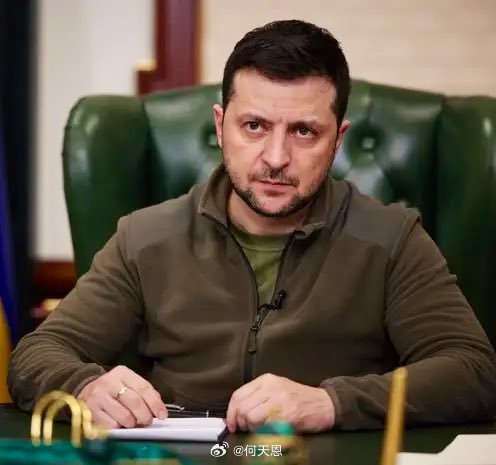 刚刚消息：数百名乌克兰军人和警察出现在基辅总统府附近。——据议会成员称，乌克兰可