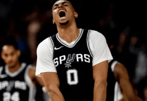 NBA常规赛，马刺107-91战胜湖人。赛后，马刺主帅米奇-约翰逊接受了采访，谈