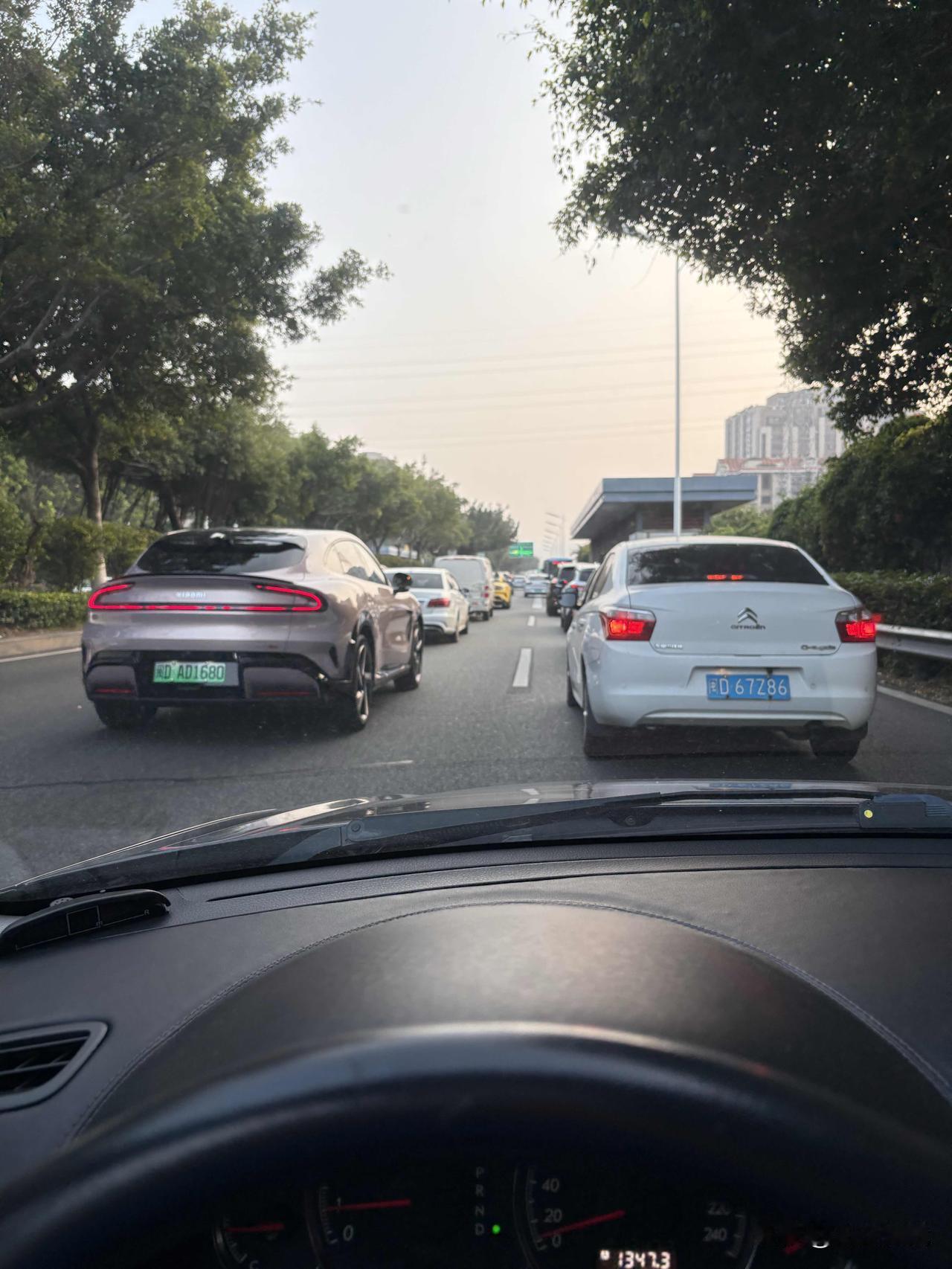 周日下午的厦门成功大道，滚滚车流把宽阔的城市主干道堵得严严实实。本想休息日，车辆