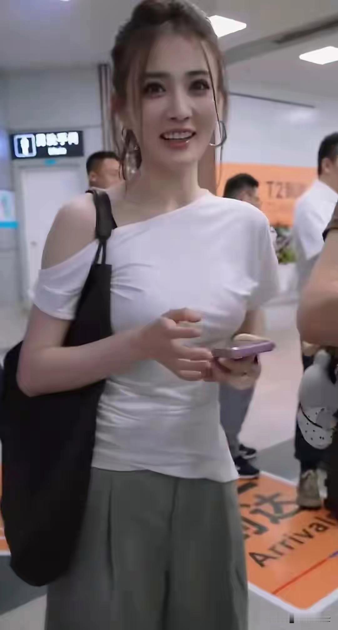 徐璐性格真好与粉丝畅聊，大眼睛，果然一个人的美还是在于眼睛！[玫瑰][玫瑰][玫