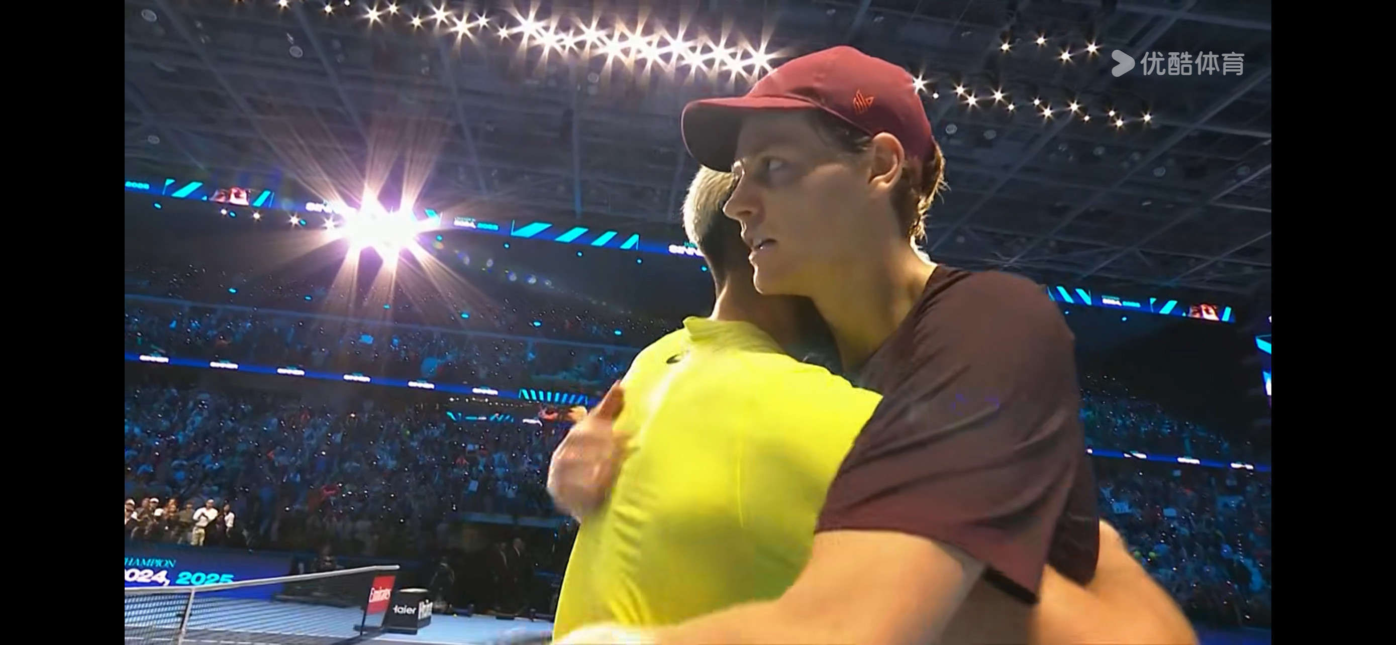 辛纳在第二盘1-3落后下实现逆转，最终以大比分7-6(4)、7-5险胜阿尔卡拉斯