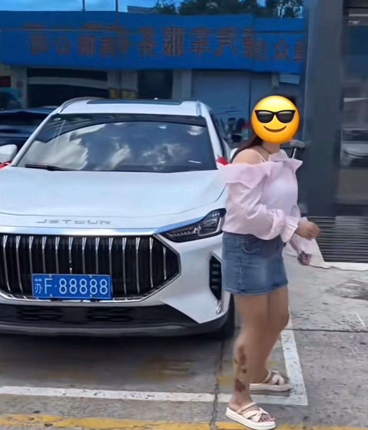 据说已经有人想出价110万要买下这块车牌，但实际上车主就是想卖也卖不了，除非公户