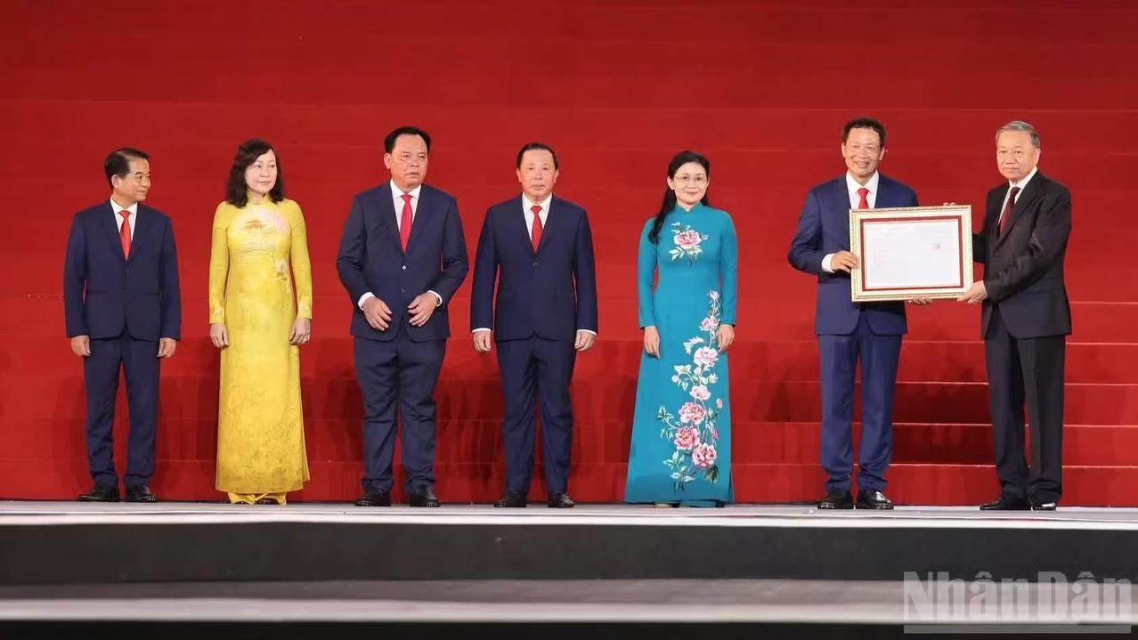 越南同奈市成立决议公布仪式隆重举行。从现场可以看到，苏林站在边上，为同奈各级颁发