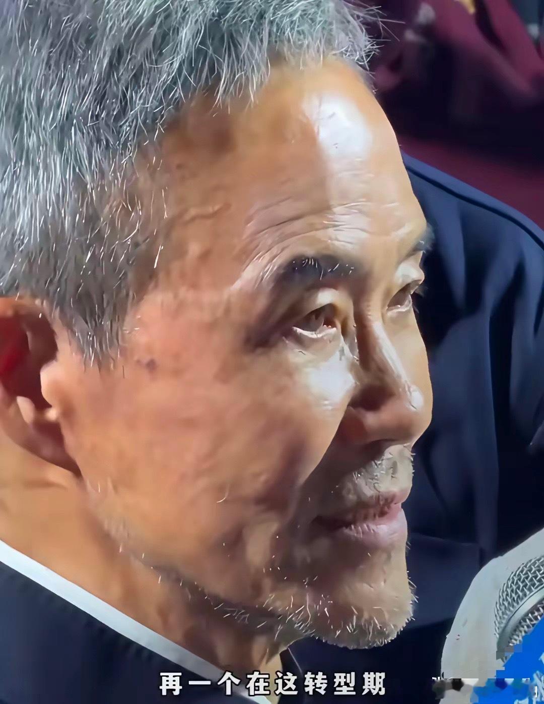 74岁的王石是真的老了，不仅仅是外貌，更多的是精神气。他出席活动，头发花白，身形