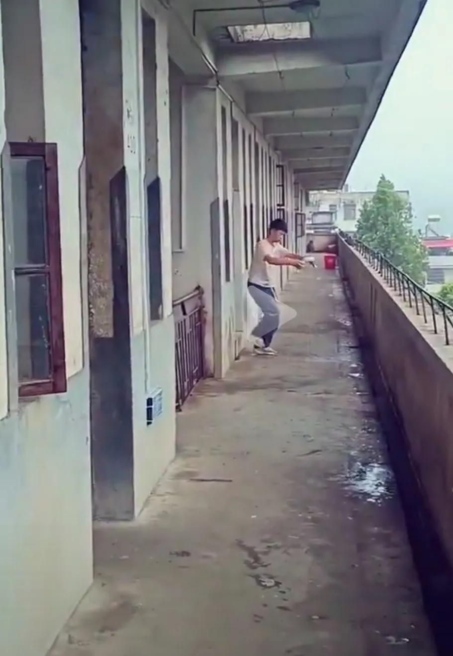 江西赣州某中学。图一是学校宿舍走廊，图二是宿舍内景。这住宿条件，怎么说呢？搜
