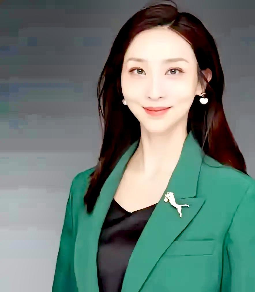 北理工的学生，亲自下场支持裴轶：“她上课不照本宣科，案例都是社会热点，课堂讨论氛