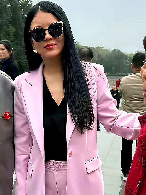 李湘这身材管理也太神奇了吧，想瘦就瘦想胖就胖，难道有钱人瘦身就跟咱普通人吹气球一