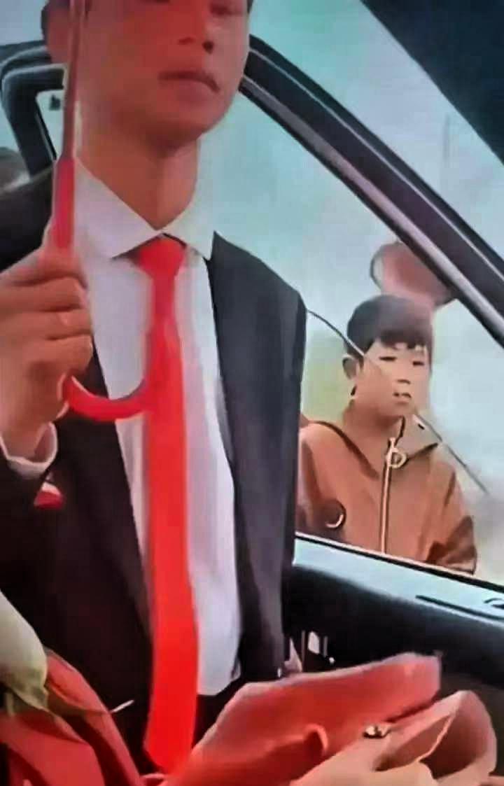 周口一场婚礼现场，新郎家把点钞机摆上台子，新娘当场拎包走人。视频里，点钞机