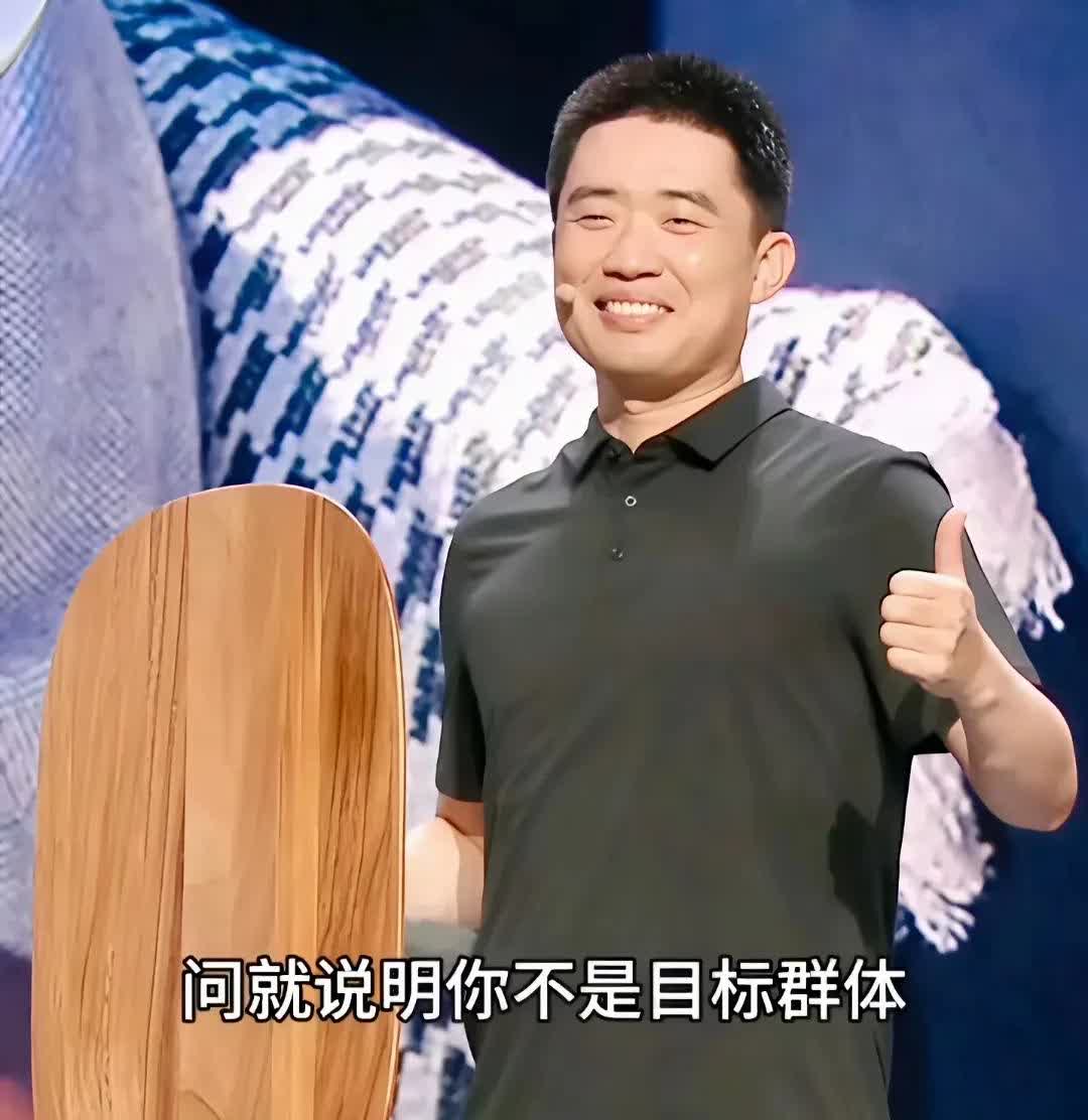 7月29日，理想发布了其首款纯电SUV车型理想i8，李想也拿出了宛如黄金盾牌的小
