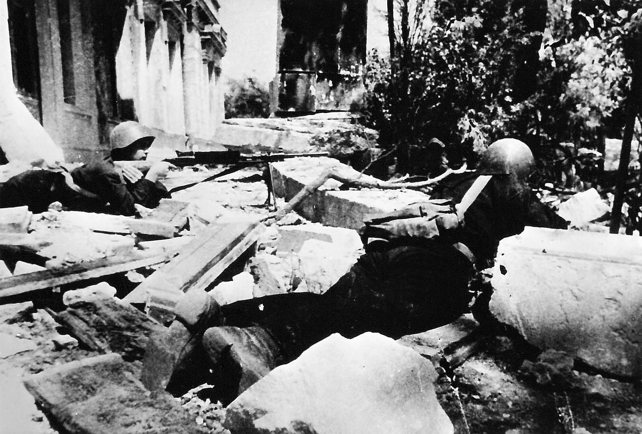 毛子真是男女平等!女兵?还是苏联海军陆战队的女兵?第一次见。不过照片太糊了,没看