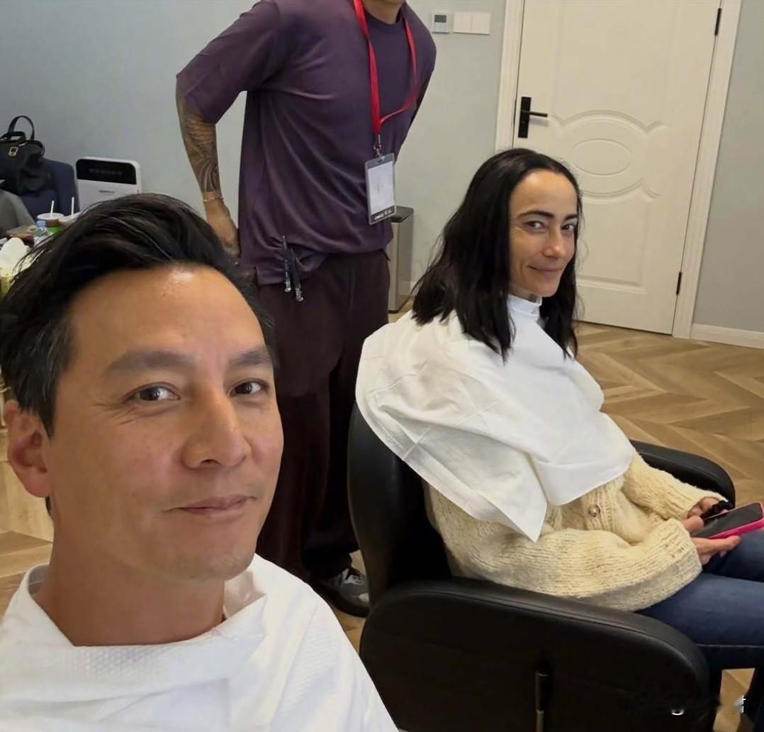 吴彦祖和他太太愈发有兄弟的感觉了。不得不承认，外国人的颜值保鲜期着实短暂，他俩年