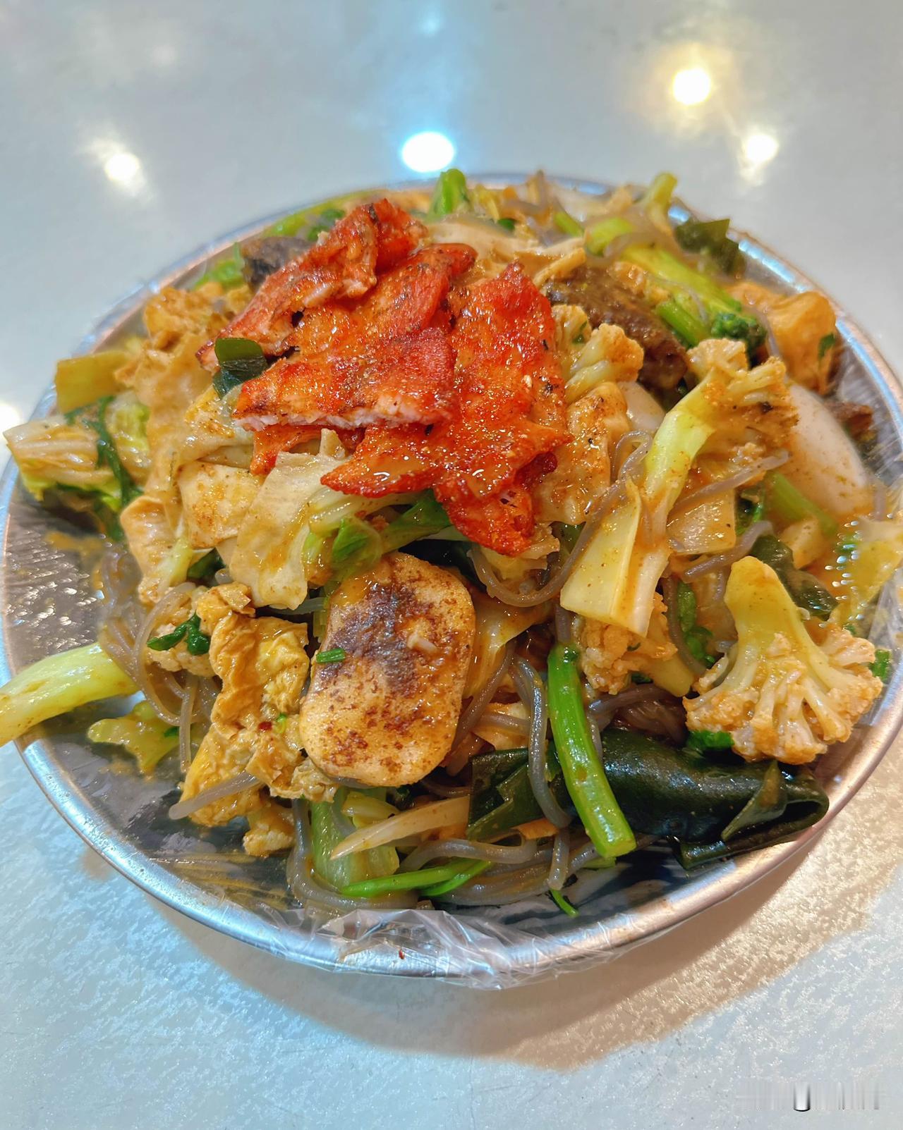 厦门猫街的麻辣烫钻进厦门猫街的烟火气里，拐过摆满猫咪涂鸦的墙，鼻尖先撞上麻辣