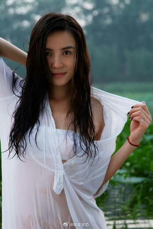 宋佳穿这么透拍写真不尴尬吗​​​