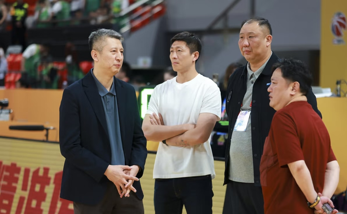 篮协不敢换、也不敢留郭士强，怎么选都有错。都在吵着郭士强该不该下课，但没人看透篮协最核心的两难困境，