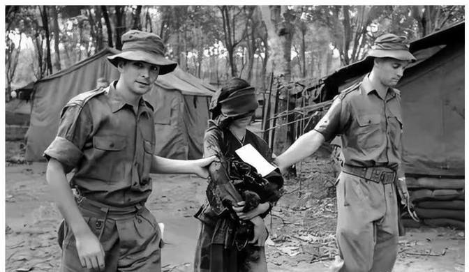 1959年，一美军抓到了一个漂亮的越南女兵，女兵突然脱掉上衣，美国大兵正开心得放