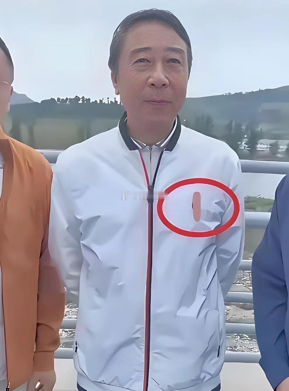 别人穿大牌生怕看不见冯巩倒好直接用创口贴贴住？不是更明显了吗？​​​​