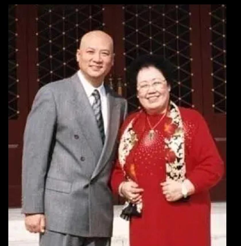 1988年，47岁的陈丽华到中国京剧院观看京剧，邂逅了36岁的迟重瑞。那时候