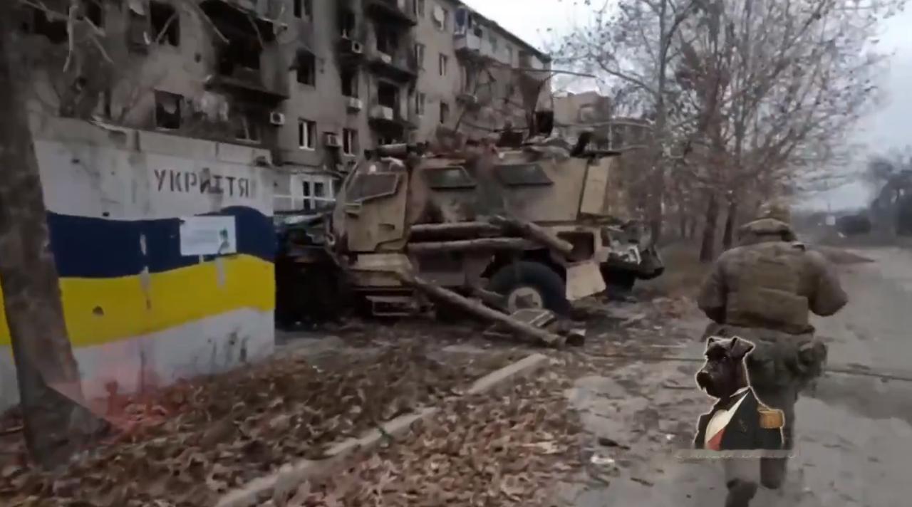 一段24秒的讽刺视频，视频中一名讲俄语的人在乌克兰波克罗夫斯克市空无一人、饱受战