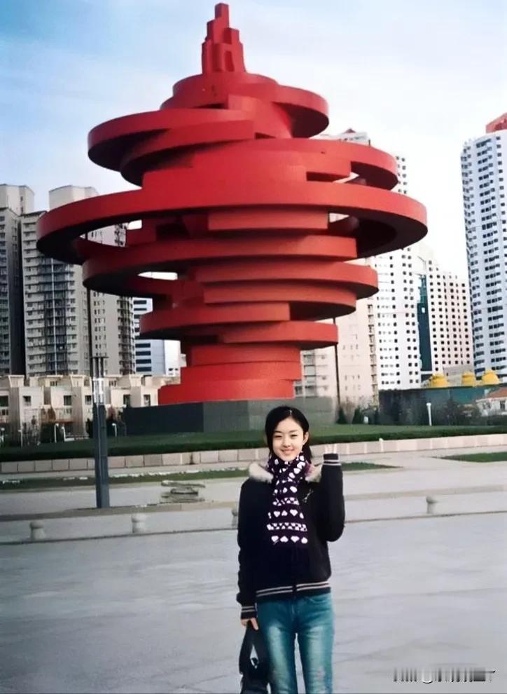 2002年，一位15岁的女孩在青岛的留影旧照，谁也没想到，在过了13年后照片中这